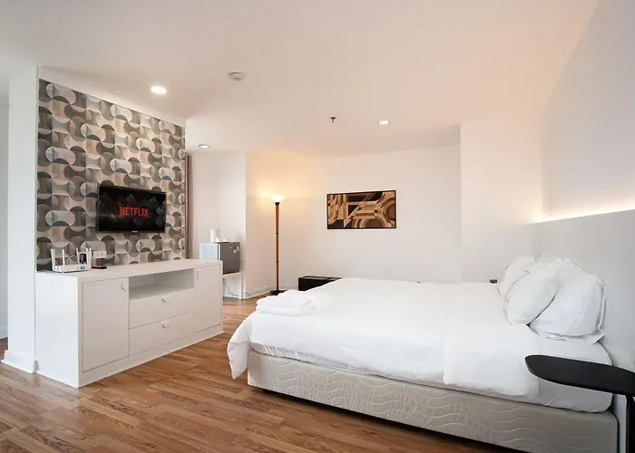 Chic King Bed W Bathtub, Bts Bkk Btb9 *