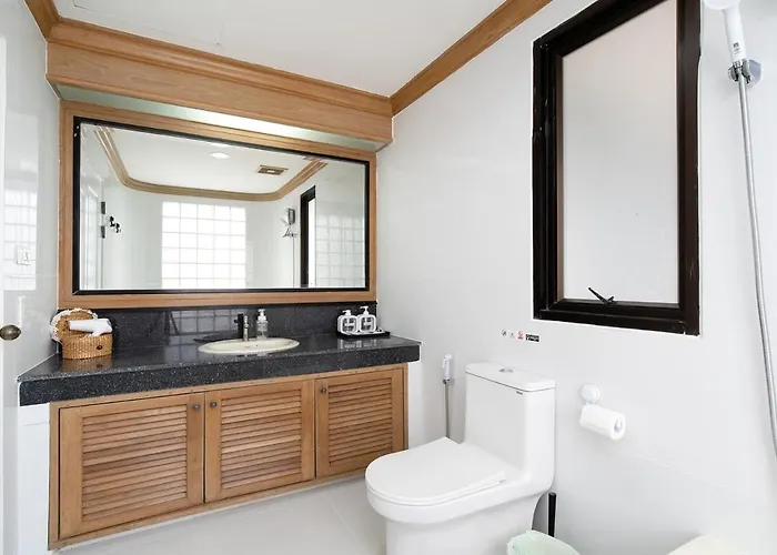 Chic King Bed W Bathtub, Bts Bkk Btb9