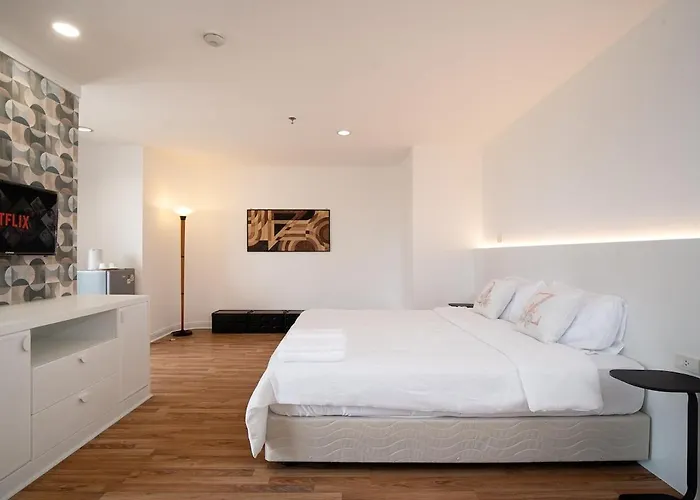 Chic King Bed W Bathtub, Bts Bkk Btb9 Appartement *