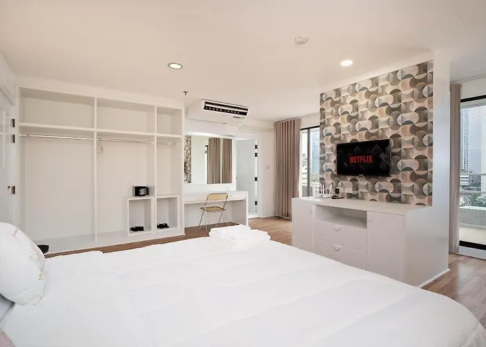 Chic King Bed W Bathtub, Bts Bkk Btb9 Bangkok