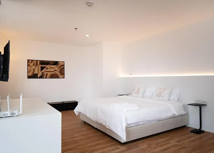 Chic King Bed W Bathtub, Bts Bkk Btb9 *