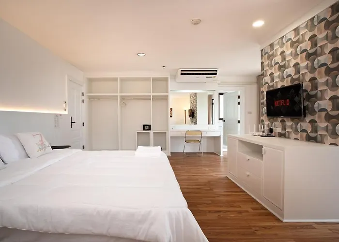 Chic King Bed W Bathtub, Bts Bkk Btb9