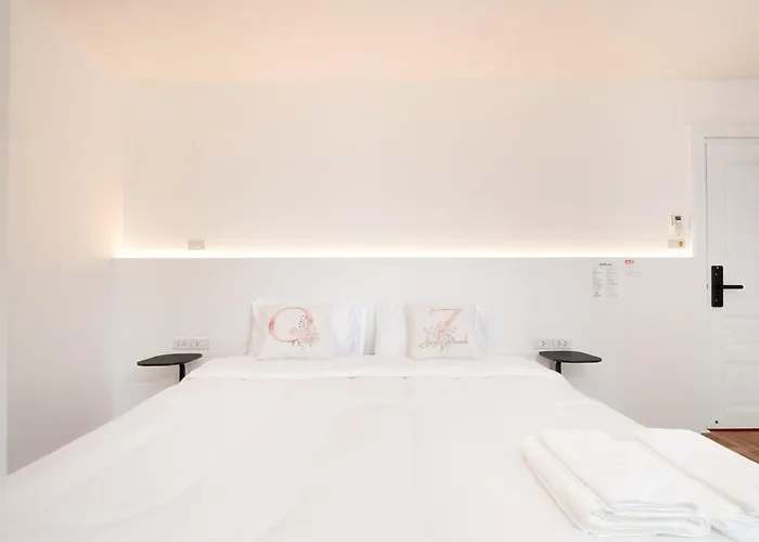 Chic King Bed W Bathtub, Bts Bkk Btb9 *