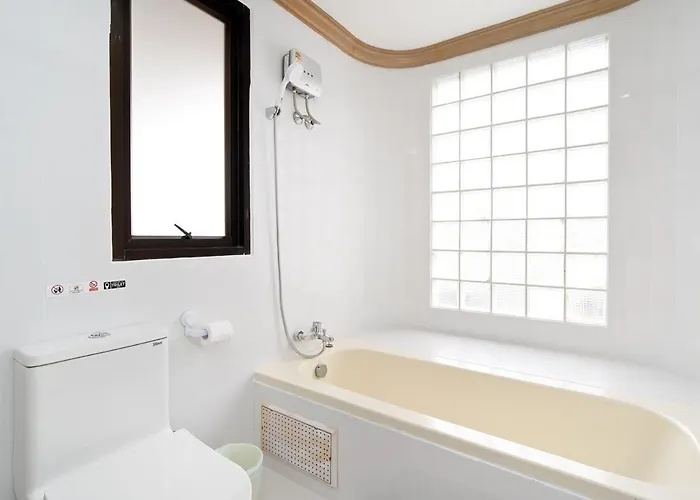 Chic King Bed W Bathtub, Bts Bkk Btb9 Bangkok