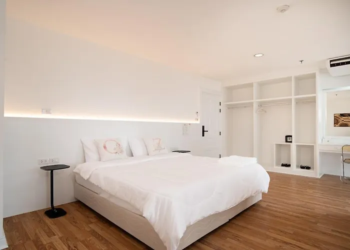 Chic King Bed W Bathtub, Bts Bkk Btb9 *